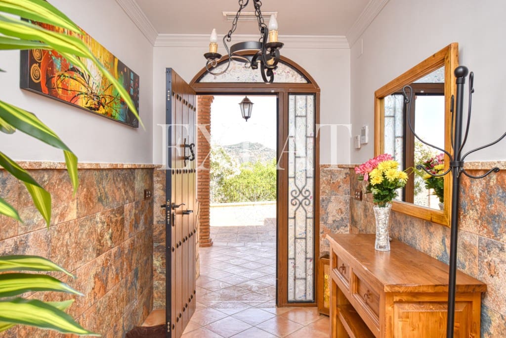 6 soveværelse Finca/Landehus til salg i Sayalonga med swimmingpool garage - € 740.000 (Ref: 7500039)