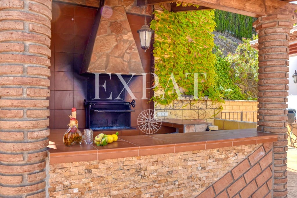 6 soveværelse Finca/Landehus til salg i Sayalonga med swimmingpool garage - € 740.000 (Ref: 7500039)