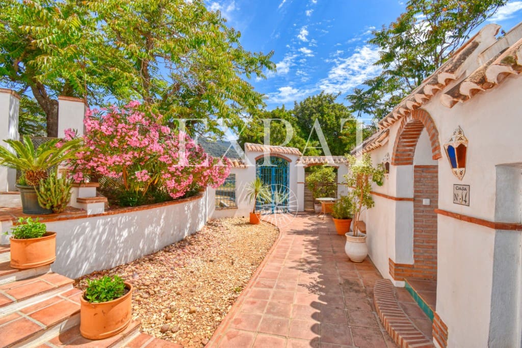 16 soveværelse Finca/Landehus til salg i Canillas de Albaida med swimmingpool - € 1.900.000 (Ref: 7560214)