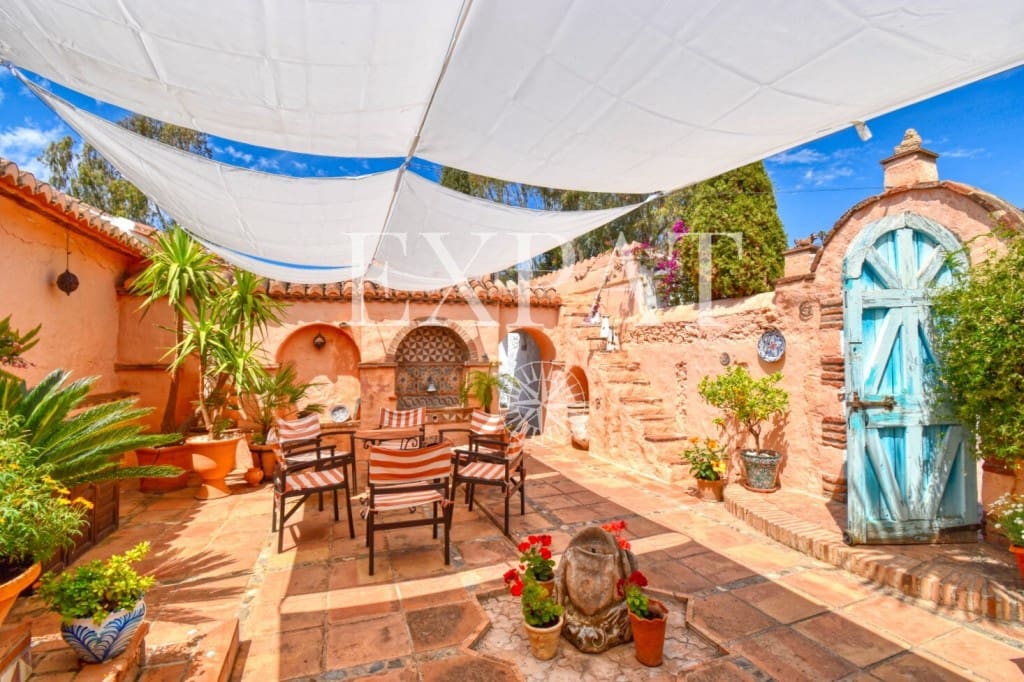 16 soveværelse Finca/Landehus til salg i Canillas de Albaida med swimmingpool - € 1.900.000 (Ref: 7560214)