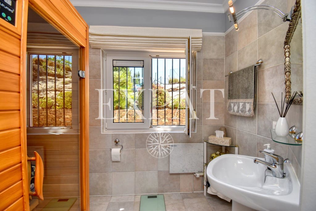 4 sypialnia Finka/Dom wiejski na sprzedaż w Sayalonga z basenem garażem - 1 350 000 € (Ref: 7641280)