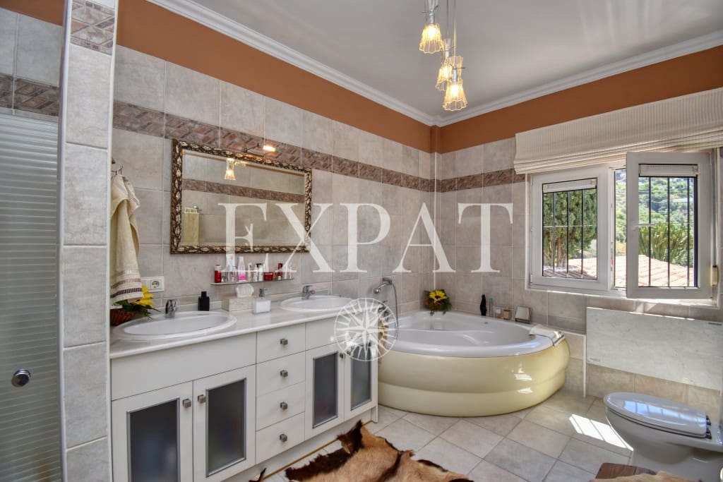 4 sypialnia Finka/Dom wiejski na sprzedaż w Sayalonga z basenem garażem - 1 350 000 € (Ref: 7641280)