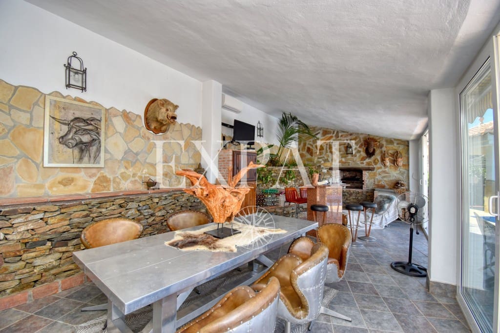 4 sypialnia Finka/Dom wiejski na sprzedaż w Sayalonga z basenem garażem - 1 350 000 € (Ref: 7641280)