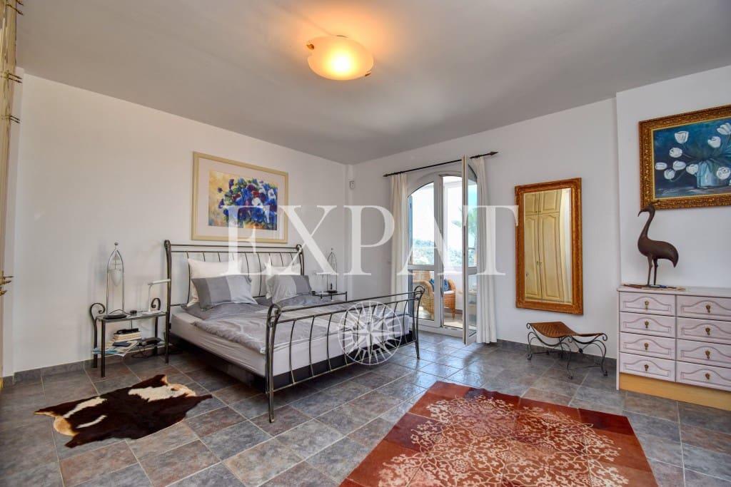 4 sypialnia Finka/Dom wiejski na sprzedaż w Sayalonga z basenem garażem - 1 350 000 € (Ref: 7641280)