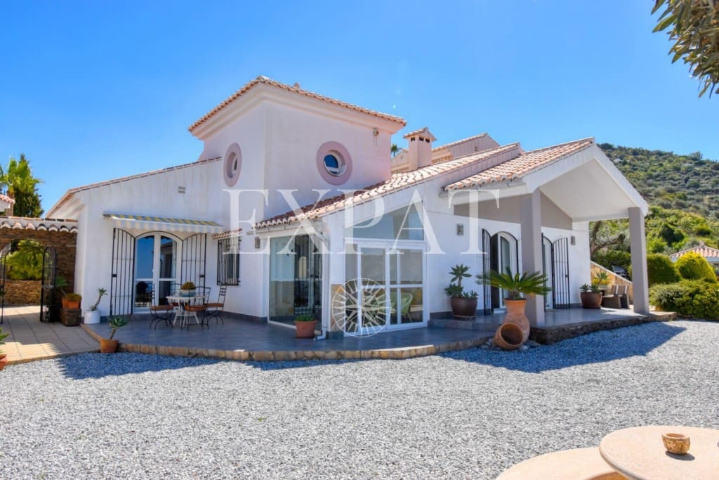 4 sypialnia Finka/Dom wiejski na sprzedaż w Sayalonga z basenem garażem - 1 350 000 € (Ref: 7641280)