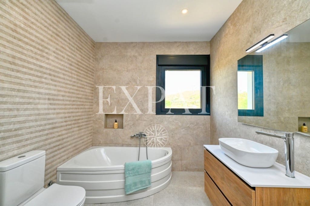 3 sypialnia Willa na sprzedaż w Benajarafe z basenem - 595 000 € (Ref: 7715616)