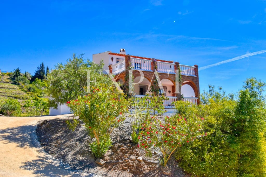 3 soveværelse Finca/Landehus til salg i Sayalonga med swimmingpool - € 299.000 (Ref: 8225892)