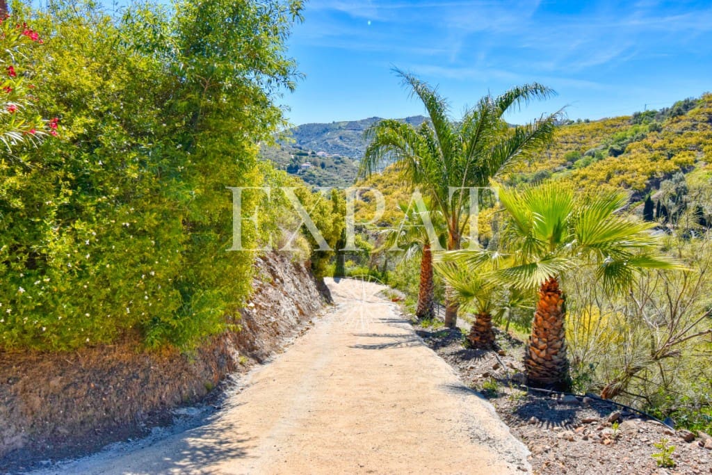 3 soveværelse Finca/Landehus til salg i Sayalonga med swimmingpool - € 299.000 (Ref: 8225892)