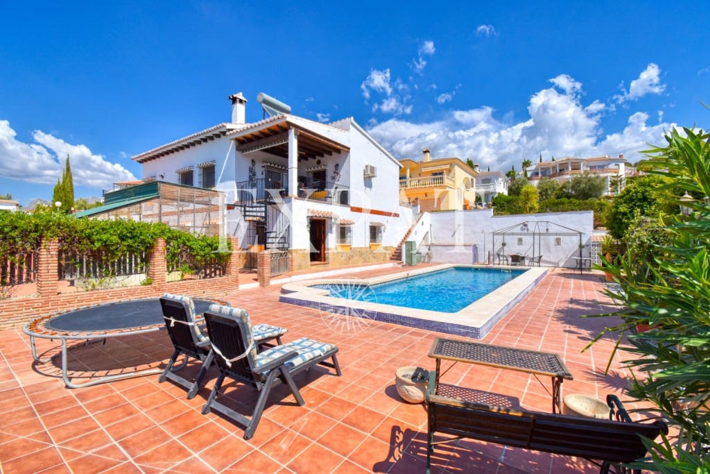 5 soveværelse Villa til salg i Vinuela med swimmingpool garage - € 475.000 (Ref: 8529315)