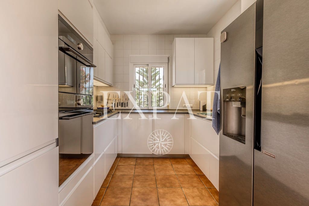 6 soveværelse Finca/Landehus til salg i Sayalonga med swimmingpool garage - € 699.000 (Ref: 8594953)