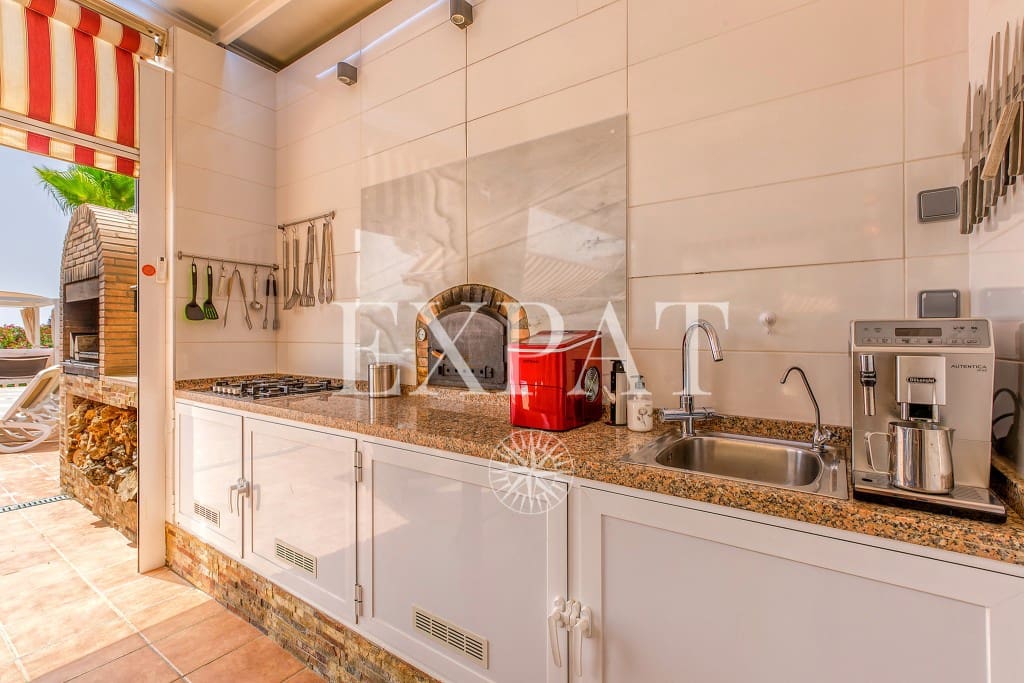 6 soveværelse Finca/Landehus til salg i Sayalonga med swimmingpool garage - € 699.000 (Ref: 8594953)