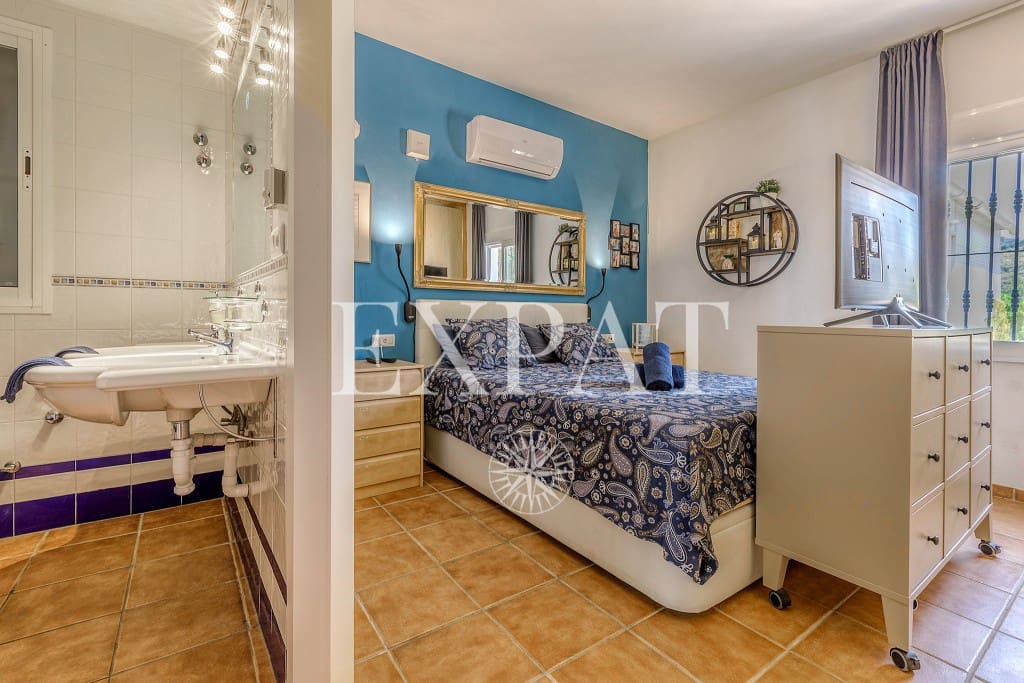 6 soveværelse Finca/Landehus til salg i Sayalonga med swimmingpool garage - € 699.000 (Ref: 8594953)