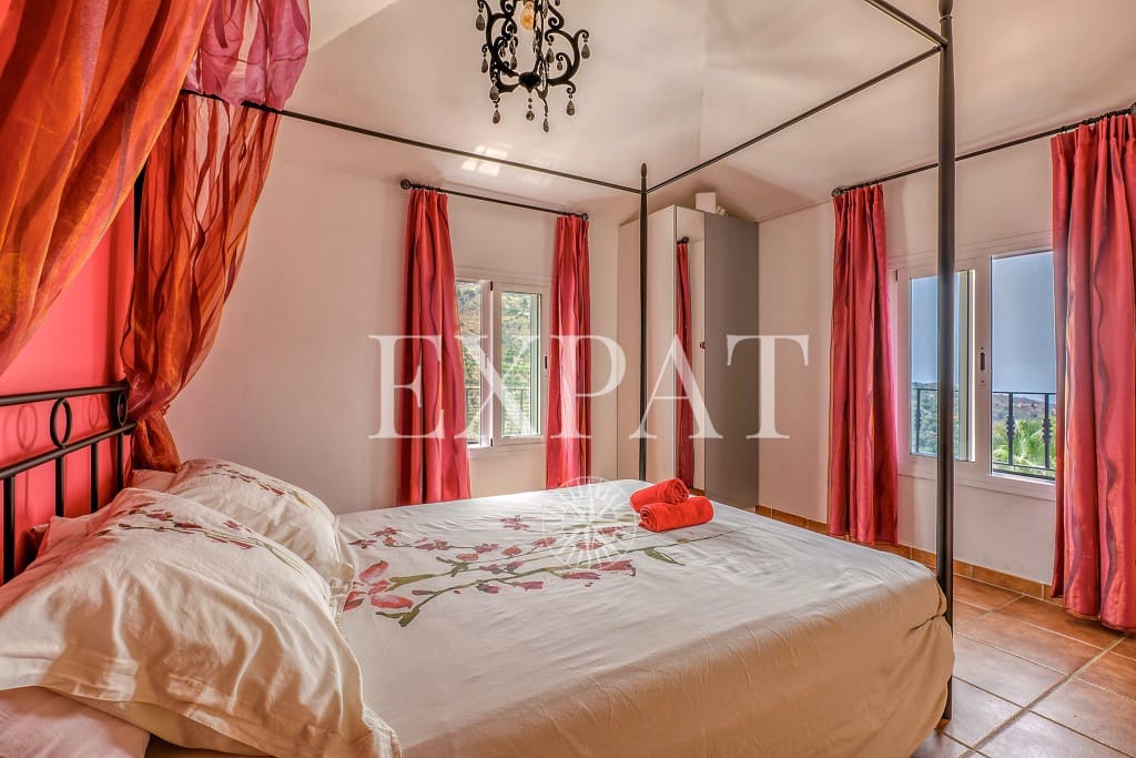 6 soveværelse Finca/Landehus til salg i Sayalonga med swimmingpool garage - € 699.000 (Ref: 8594953)