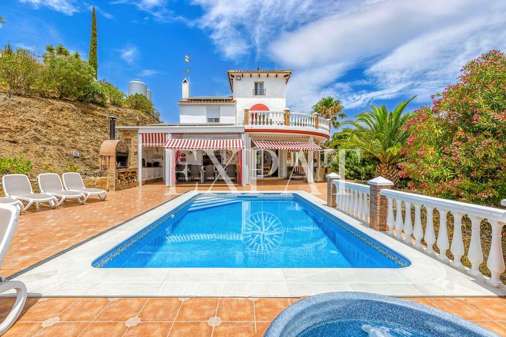 6 soveværelse Finca/Landehus til salg i Sayalonga med swimmingpool garage - € 699.000 (Ref: 8594953)