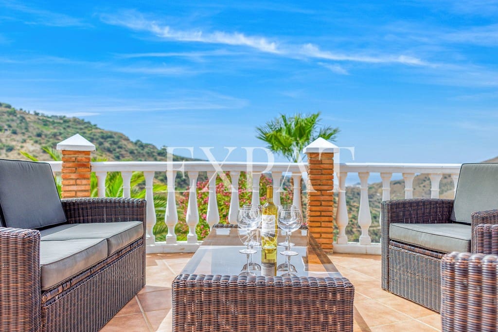 6 soveværelse Finca/Landehus til salg i Sayalonga med swimmingpool garage - € 699.000 (Ref: 8594953)