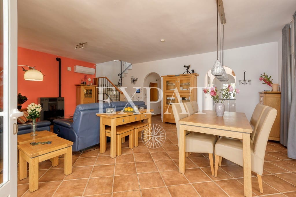 6 soveværelse Finca/Landehus til salg i Sayalonga med swimmingpool garage - € 699.000 (Ref: 8594953)