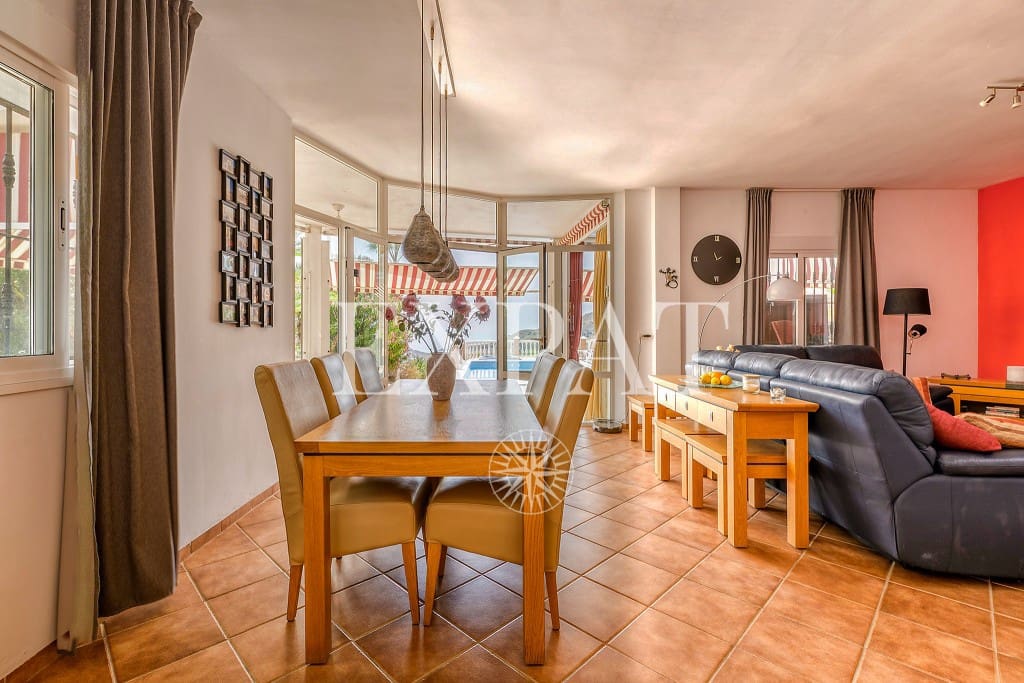 6 soveværelse Finca/Landehus til salg i Sayalonga med swimmingpool garage - € 699.000 (Ref: 8594953)