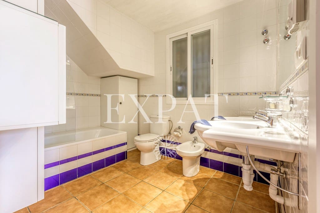 6 soveværelse Finca/Landehus til salg i Sayalonga med swimmingpool garage - € 699.000 (Ref: 8594953)