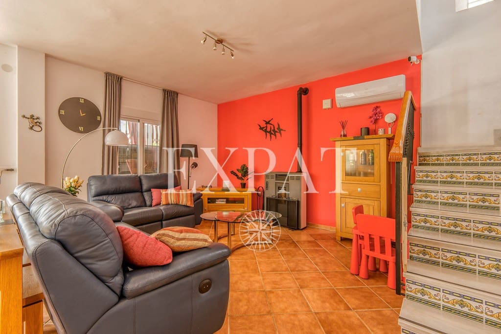 6 soveværelse Finca/Landehus til salg i Sayalonga med swimmingpool garage - € 699.000 (Ref: 8594953)