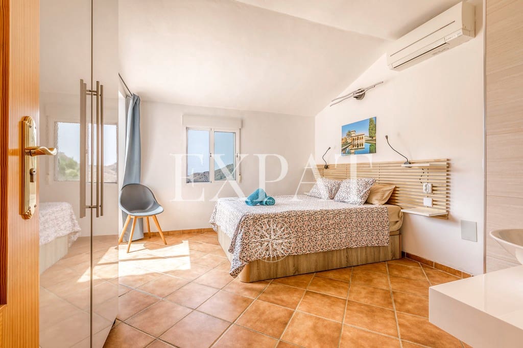 6 soveværelse Finca/Landehus til salg i Sayalonga med swimmingpool garage - € 699.000 (Ref: 8594953)