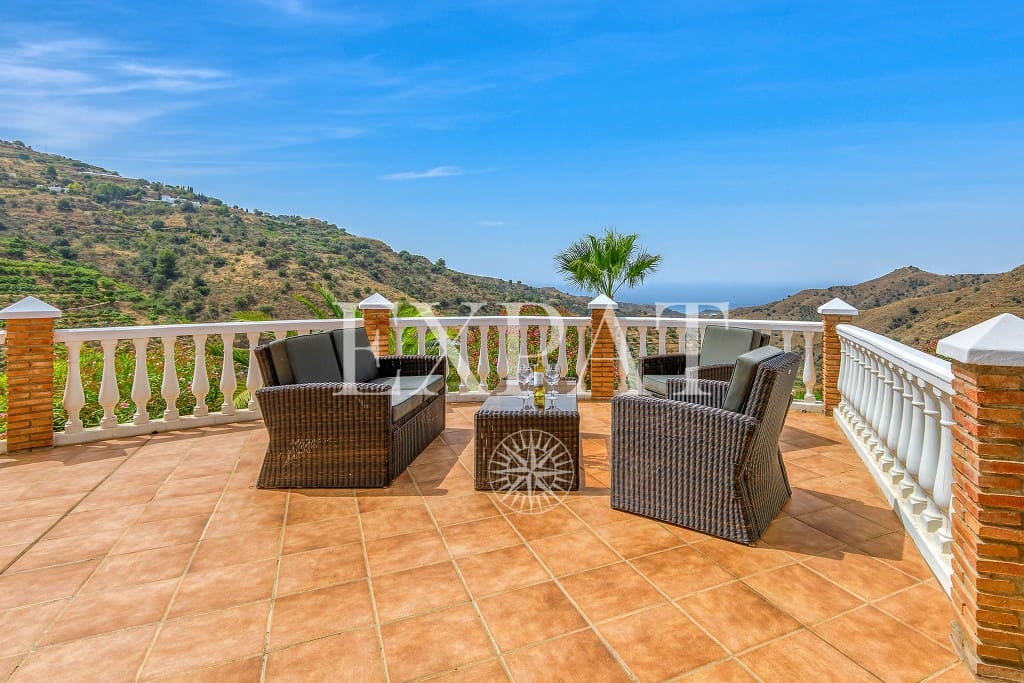 6 soveværelse Finca/Landehus til salg i Sayalonga med swimmingpool garage - € 699.000 (Ref: 8594953)