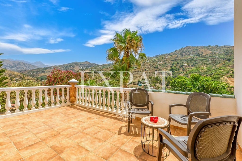 6 soveværelse Finca/Landehus til salg i Sayalonga med swimmingpool garage - € 699.000 (Ref: 8594953)