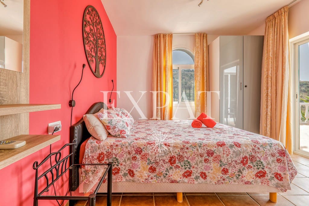 6 soveværelse Finca/Landehus til salg i Sayalonga med swimmingpool garage - € 699.000 (Ref: 8594953)