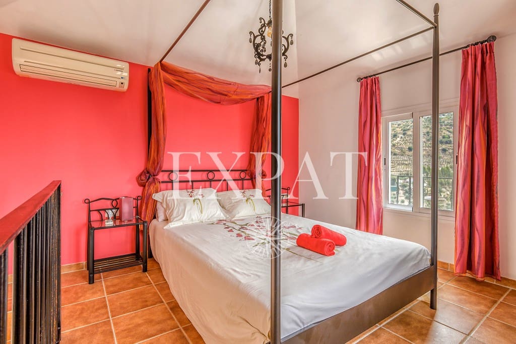 6 soveværelse Finca/Landehus til salg i Sayalonga med swimmingpool garage - € 699.000 (Ref: 8594953)