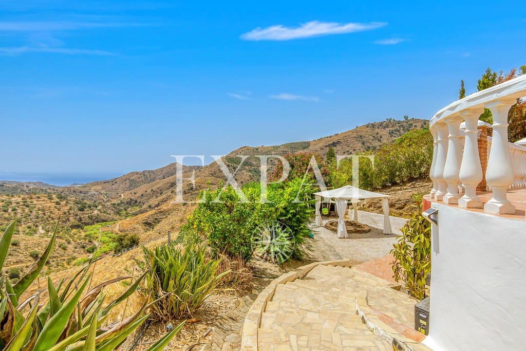 6 soveværelse Finca/Landehus til salg i Sayalonga med swimmingpool garage - € 699.000 (Ref: 8594953)