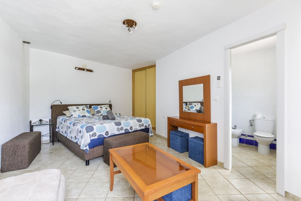 6 soveværelse Finca/Landehus til salg i Sayalonga med swimmingpool garage - € 699.000 (Ref: 8594953)