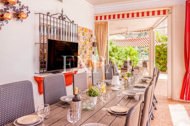 6 soveværelse Finca/Landehus til salg i Sayalonga med swimmingpool garage - € 699.000 (Ref: 8594953)