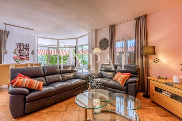 6 soveværelse Finca/Landehus til salg i Sayalonga med swimmingpool garage - € 699.000 (Ref: 8594953)