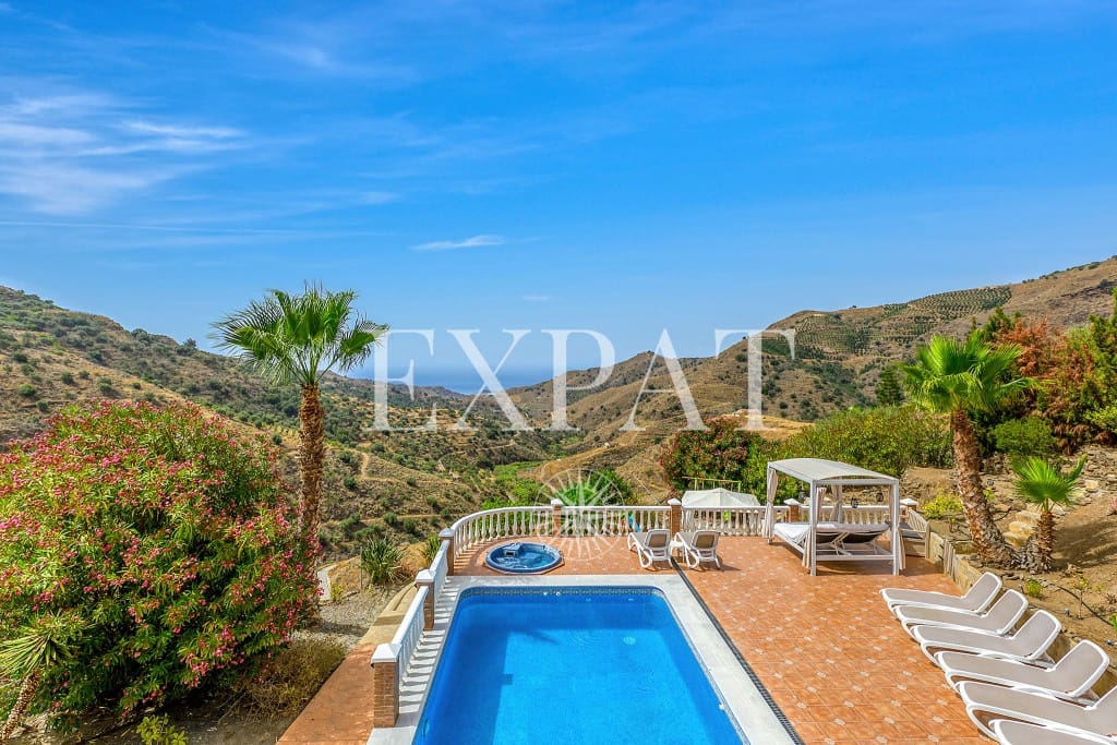 6 soveværelse Finca/Landehus til salg i Sayalonga med swimmingpool garage - € 699.000 (Ref: 8594953)