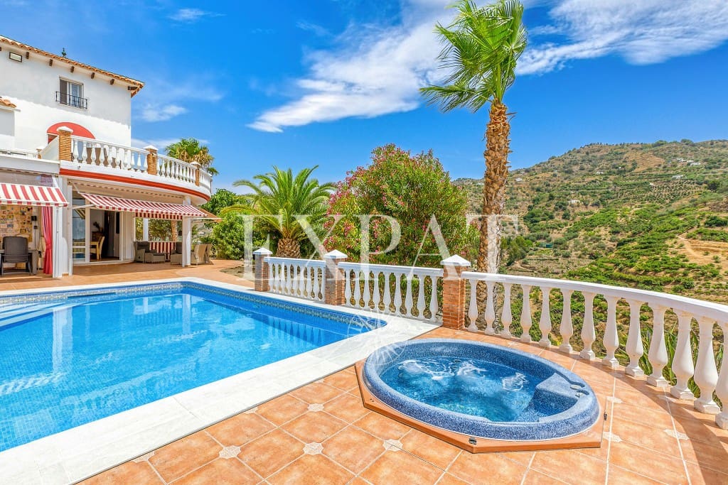 6 soveværelse Finca/Landehus til salg i Sayalonga med swimmingpool garage - € 699.000 (Ref: 8594953)