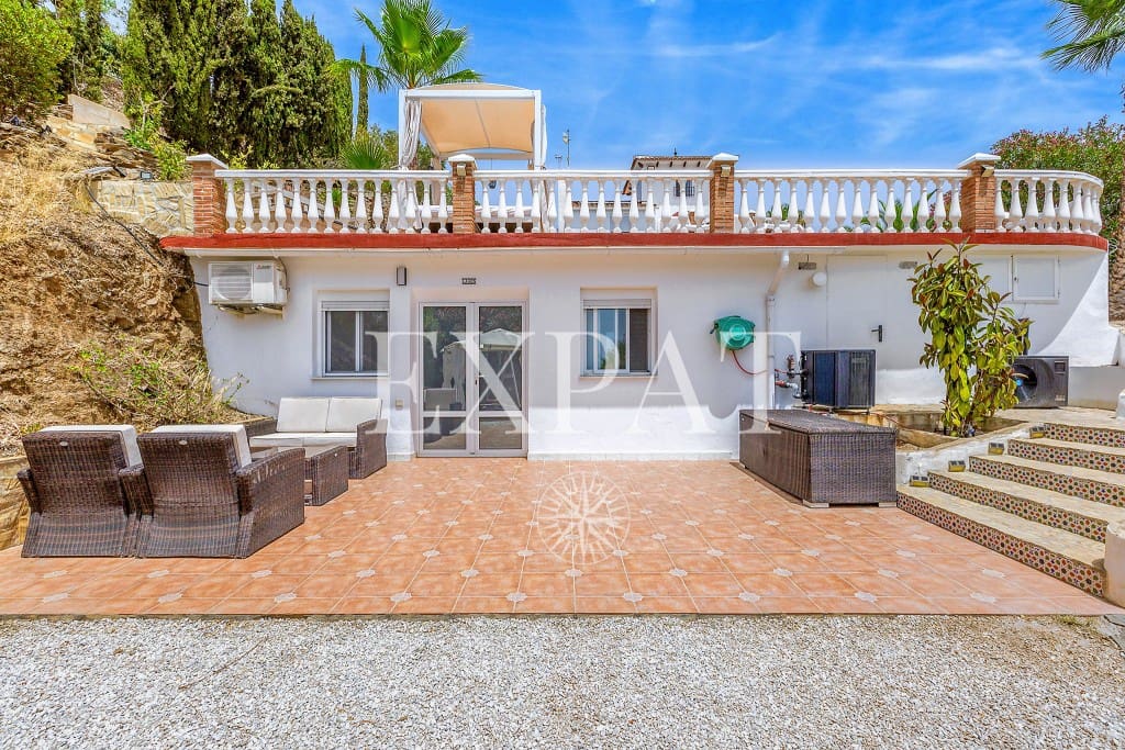 6 soveværelse Finca/Landehus til salg i Sayalonga med swimmingpool garage - € 699.000 (Ref: 8594953)