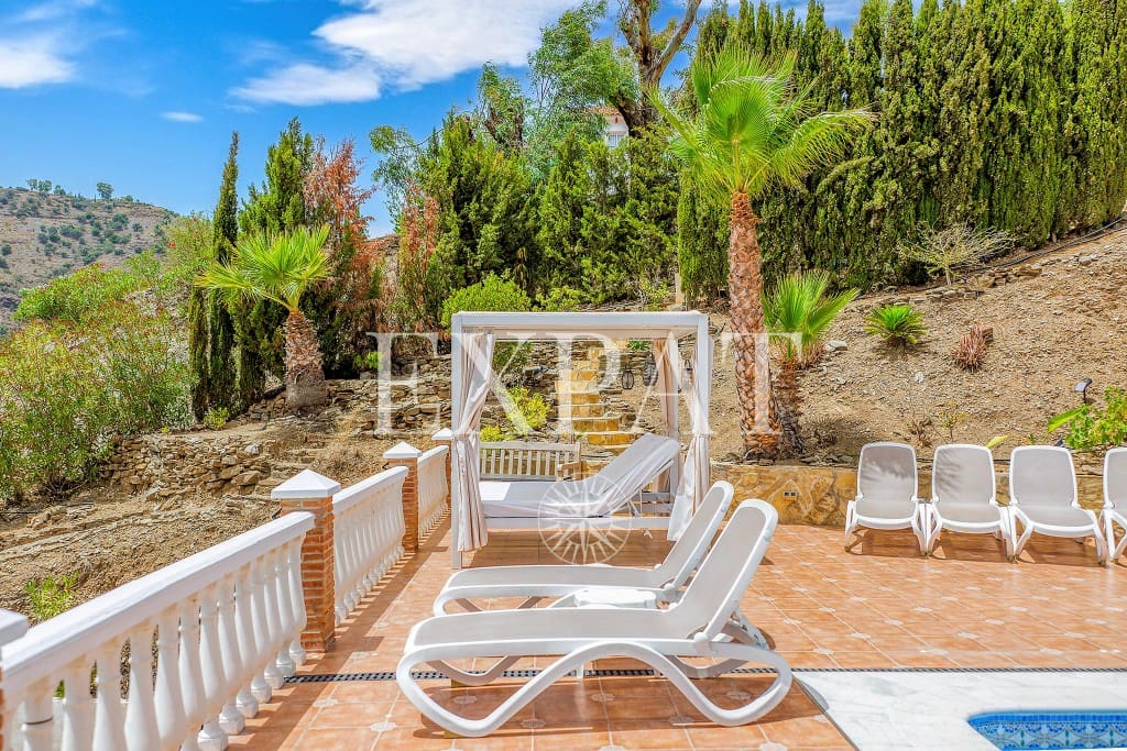 6 soveværelse Finca/Landehus til salg i Sayalonga med swimmingpool garage - € 699.000 (Ref: 8594953)