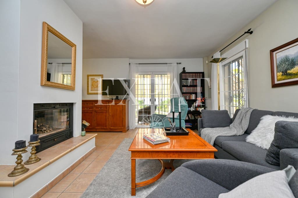 3 soveværelse Finca/Landehus til salg i Sayalonga med swimmingpool garage - € 698.000 (Ref: 8665049)