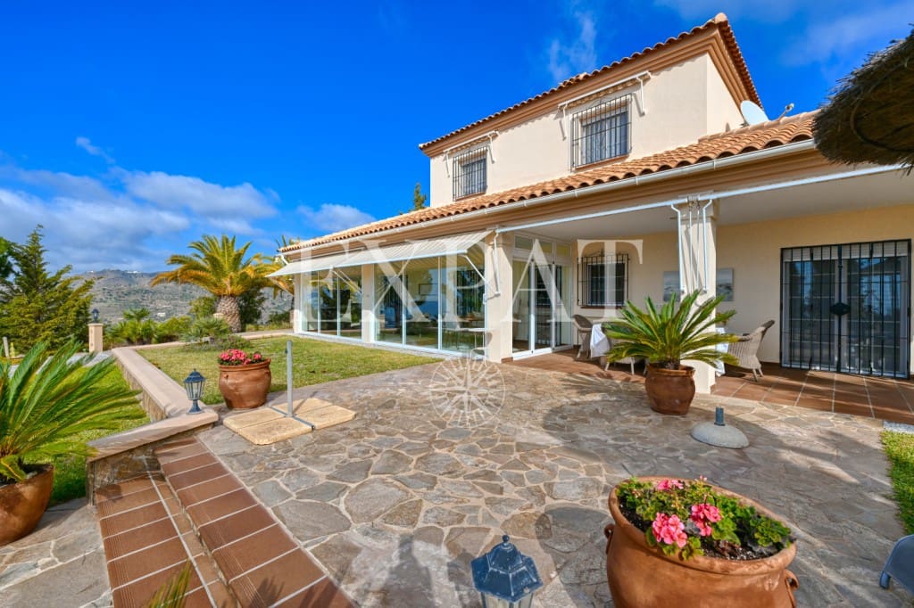 3 soveværelse Finca/Landehus til salg i Sayalonga med swimmingpool garage - € 698.000 (Ref: 8665049)