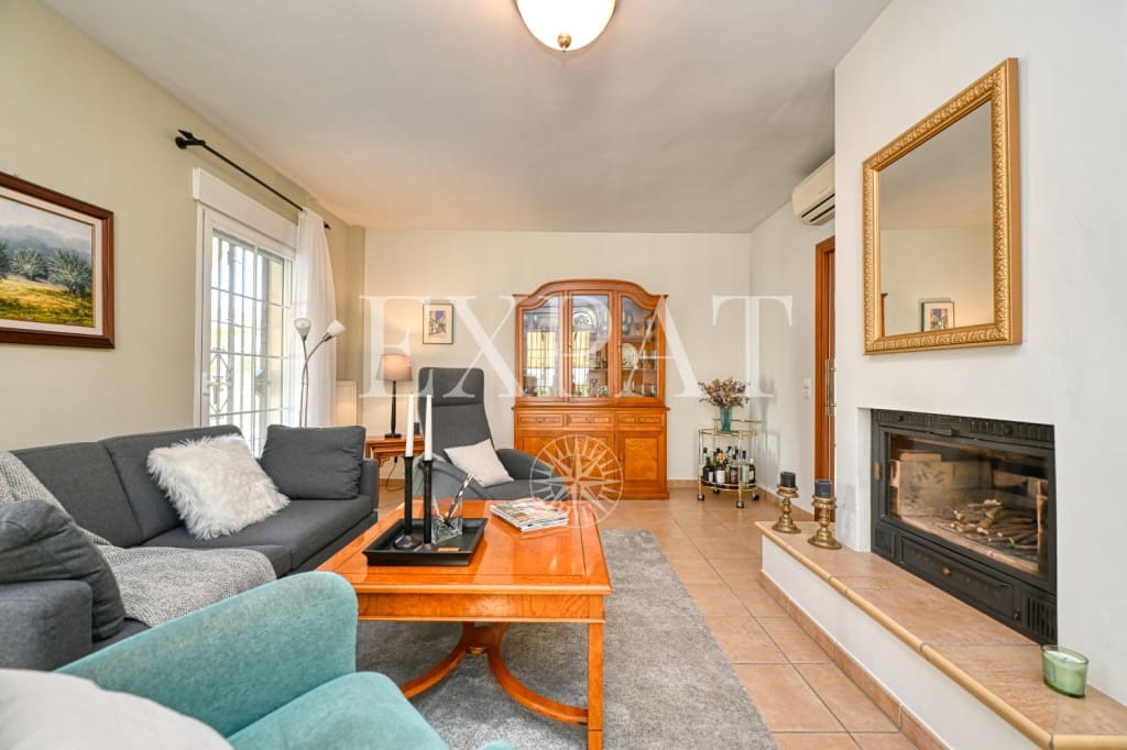 3 soveværelse Finca/Landehus til salg i Sayalonga med swimmingpool garage - € 698.000 (Ref: 8665049)