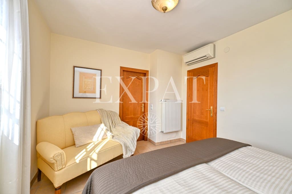 3 soveværelse Finca/Landehus til salg i Sayalonga med swimmingpool garage - € 698.000 (Ref: 8665049)