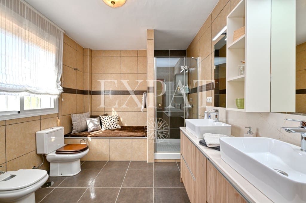 3 soveværelse Finca/Landehus til salg i Sayalonga med swimmingpool garage - € 698.000 (Ref: 8665049)