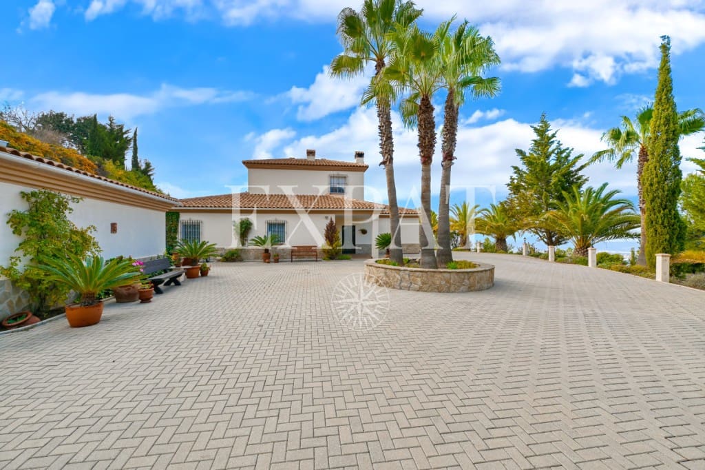 3 soveværelse Finca/Landehus til salg i Sayalonga med swimmingpool garage - € 698.000 (Ref: 8665049)