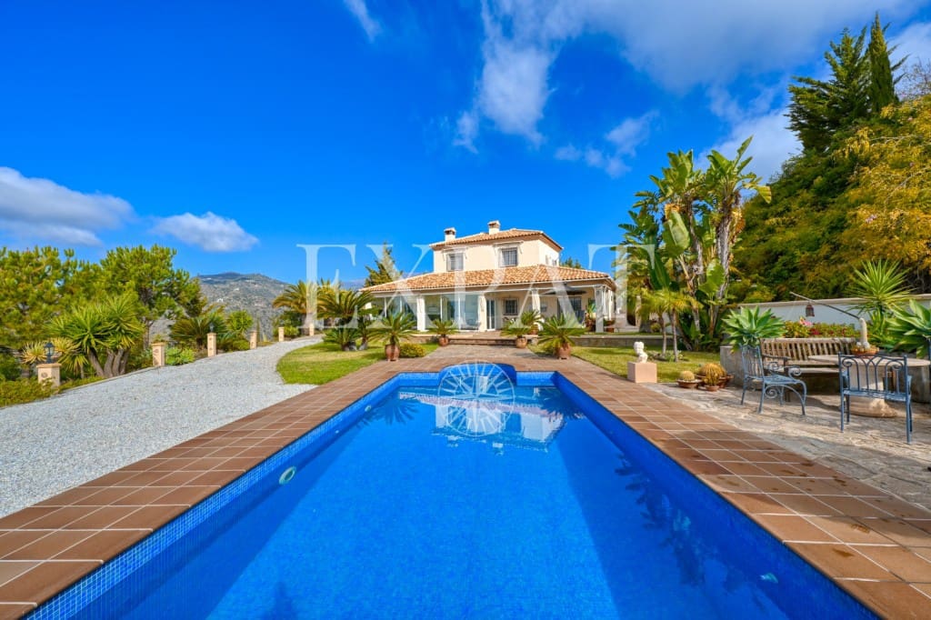 3 soveværelse Finca/Landehus til salg i Sayalonga med swimmingpool garage - € 698.000 (Ref: 8665049)