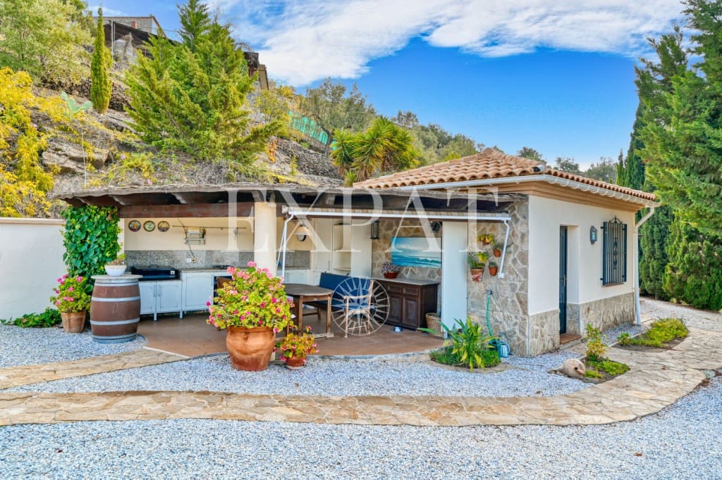 3 soveværelse Finca/Landehus til salg i Sayalonga med swimmingpool garage - € 698.000 (Ref: 8665049)