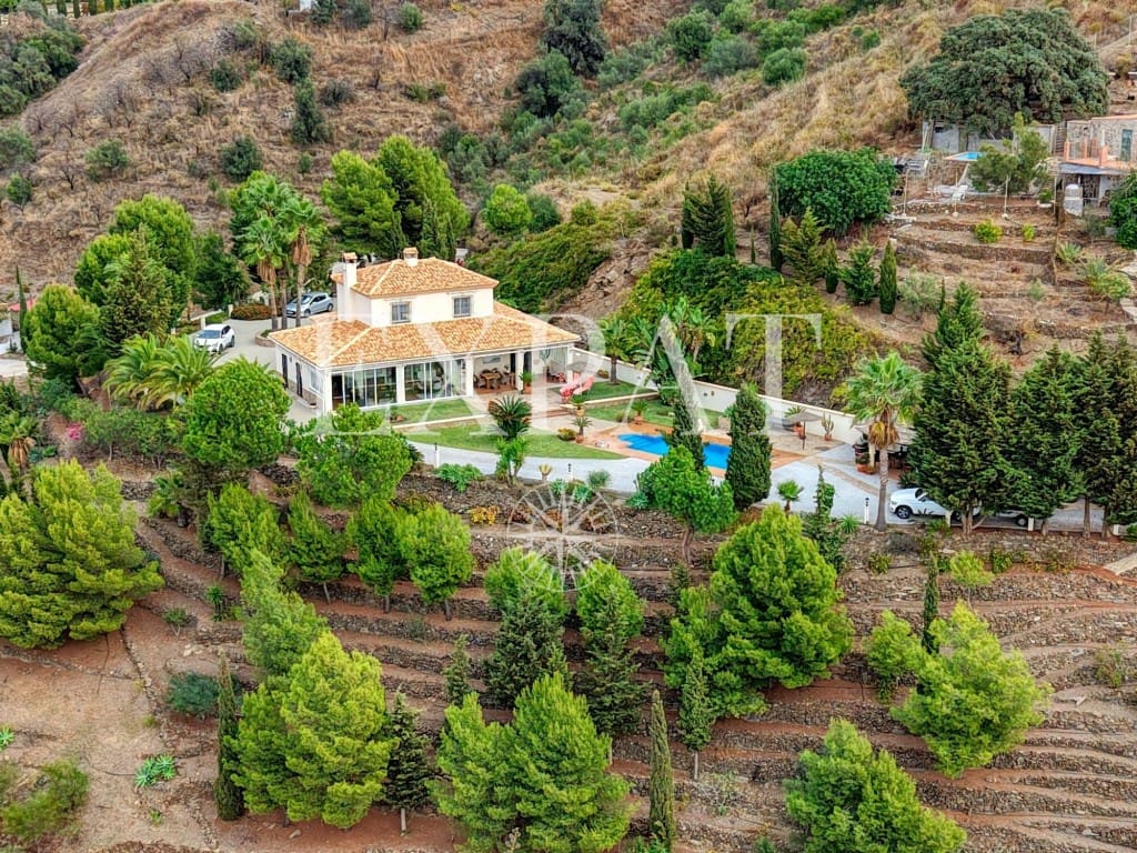 3 soveværelse Finca/Landehus til salg i Sayalonga med swimmingpool garage - € 698.000 (Ref: 8665049)