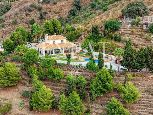 3 soveværelse Finca/Landehus til salg i Sayalonga med swimmingpool garage - € 698.000 (Ref: 8665049)