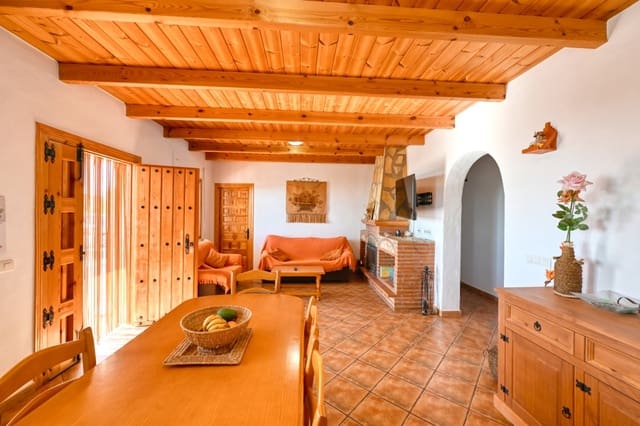 4 bedroom Finca/Country House for rent in Sayalonga with pool - € 1,500 (Ref: 8836371)