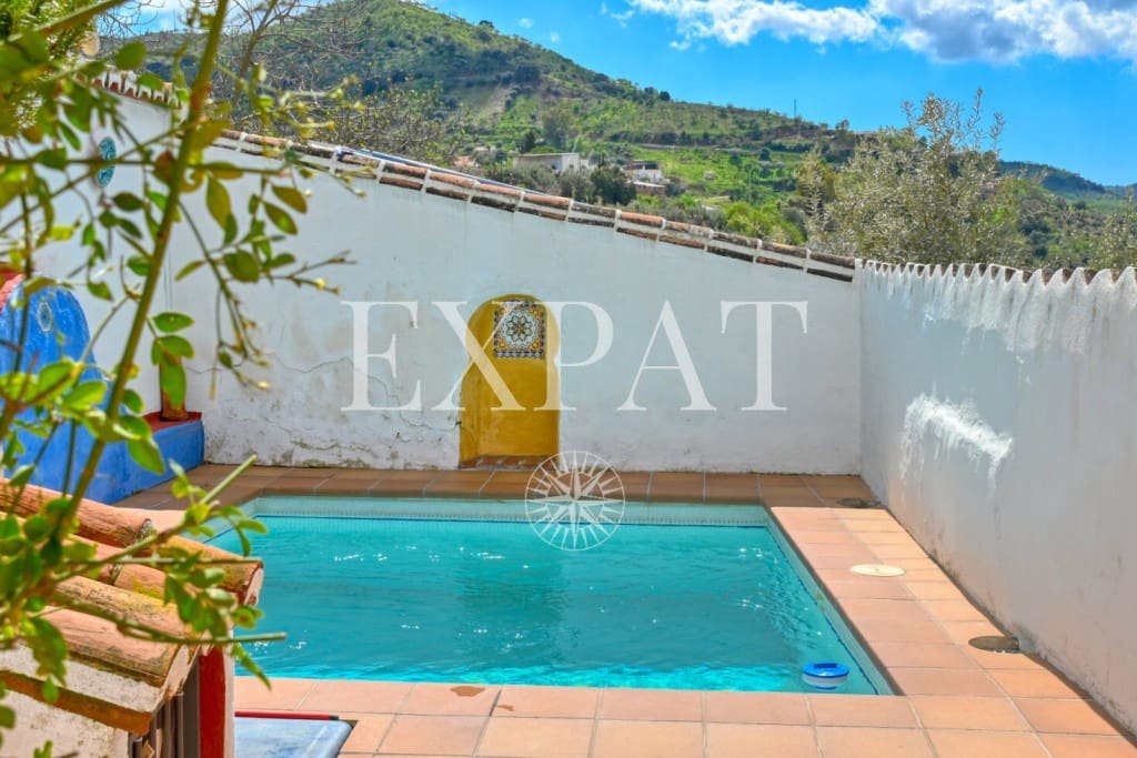 6 soveværelse Finca/Landehus til salg i Comares med swimmingpool - € 324.500 (Ref: 8910951)