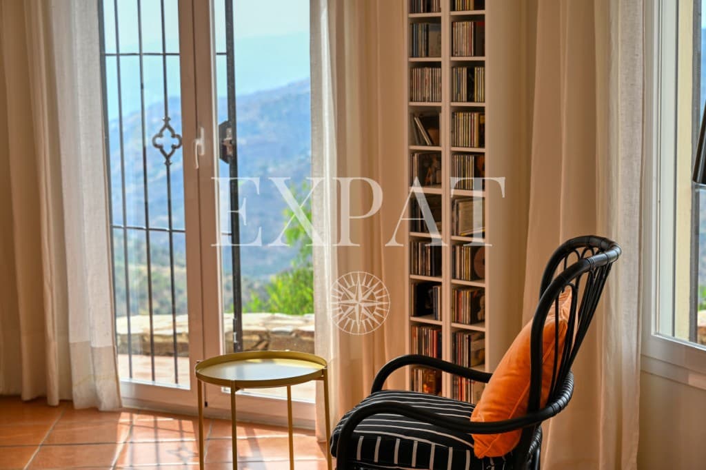 4 sypialnia Finka/Dom wiejski na sprzedaż w Sayalonga z basenem garażem - 825 000 € (Ref: 9073249)