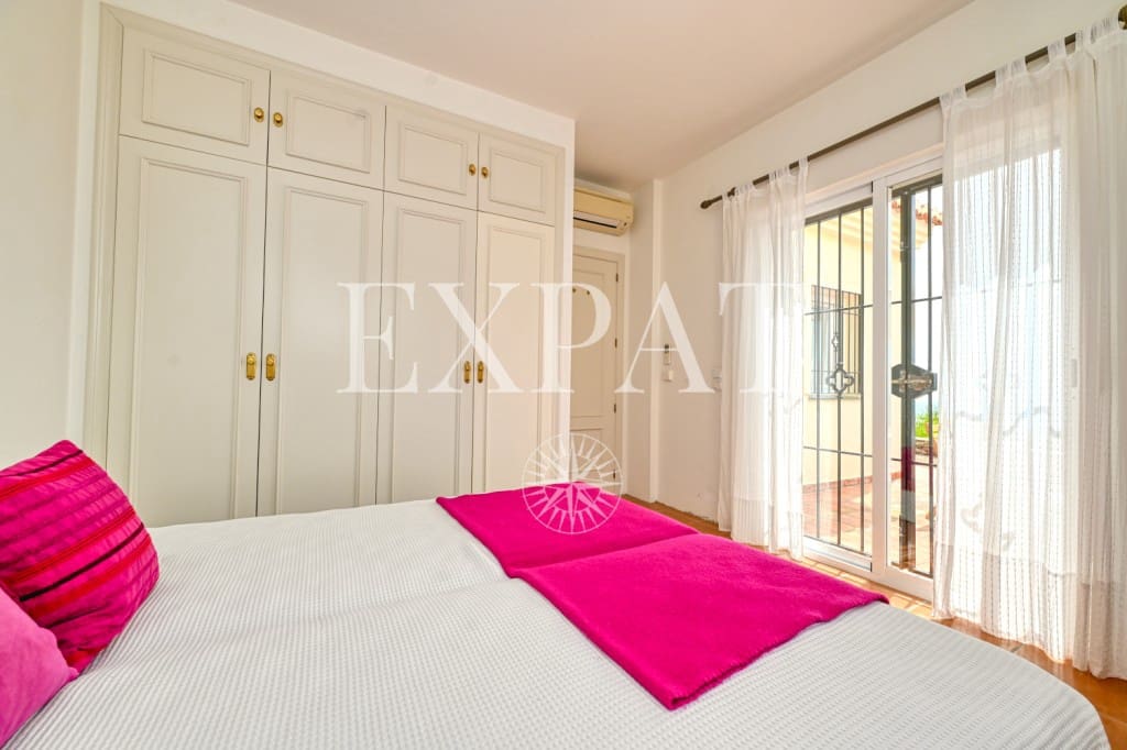 4 sypialnia Finka/Dom wiejski na sprzedaż w Sayalonga z basenem garażem - 825 000 € (Ref: 9073249)